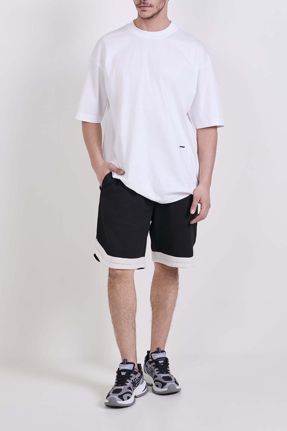 תמונת כל הלוק של חולצת טי בגזרה משוחררת